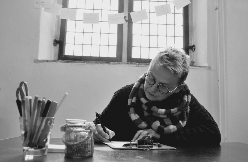 Kunst is mijn leven. Als beeldend kunstenaar vul ik een groot deel van mijn dagen met kunst, die van mijzelf, maar ook kunst van anderen. Tentoonstellingen bezoeken, bij collega's in het atelier kijken. Ik kan mij geen leven voorstellen zonder kunst en cultuur. Er is veel wegbezuinigd in Nederland, dat missen we nu al. Dat kunst en cultuur zichzelf moet kunnen bedruipen... het kan niet, tenminste als je iets origineels wilt blijven zien.
