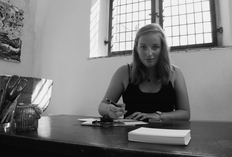 Johanneke: "Kunst is voor mij een soort fantasiewereld die verbeeld wordt. Het kan je emoties beïnvloeden, maar dat hoeft niet perse. Kunst is iets persoonlijks, net als muziek. De een staat huilend voor een schilderij, terwijl de ander er zomaar langsloopt. Wat ik mooi vind aan kunst, is dat het heel persoonlijk is. Hoe de kunstenaar het bedoeld heeft is niet hoe anderen het interpreteren. Kunst is een grote inspiratiebron."